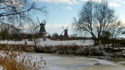 Greetsiel, Winter, Schnee, Zwillingsmühlen