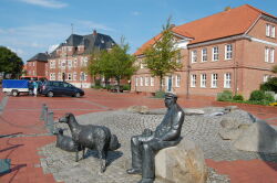 Kreishaus, Wittmund, Bronzestatue, Schäfer, Schafe, Amtsgericht