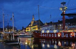 Emden; Advent, Weihnachtsmarkt, Ratsdelft, Museumschiff
